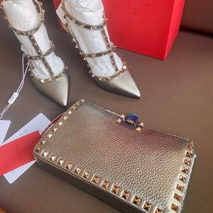 EUC Valentino Garavani rockstud clutch